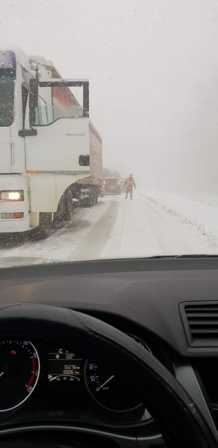 Vremea rea face ravagii în toată țara. Un TIR a rămas blocat pe M1 din cauza ninsorii (VIDEO)