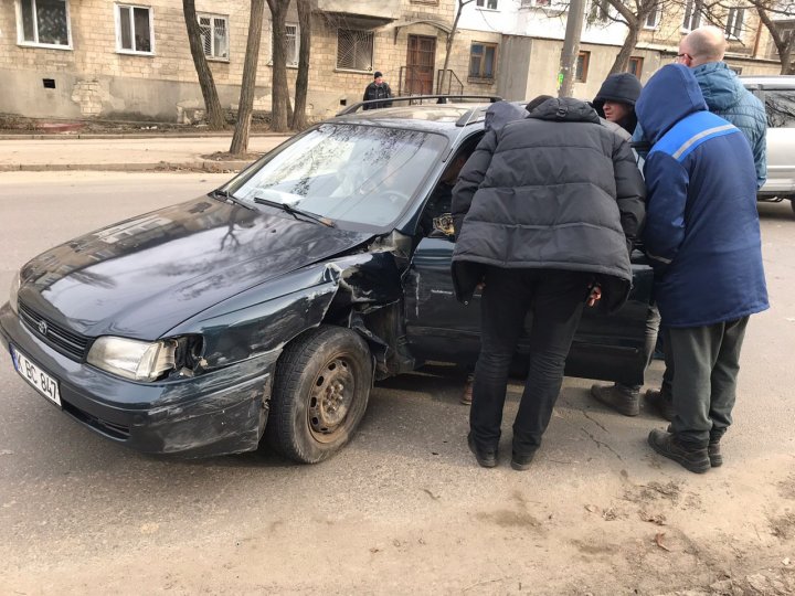 ACCIDENT pe strada Asachi din sectorul Telecentru. O mașină a intrat într-un stâlp și l-a doborât (VIDEO)