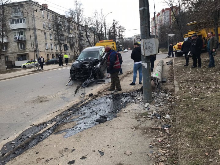 ACCIDENT pe strada Asachi din sectorul Telecentru. O mașină a intrat într-un stâlp și l-a doborât (VIDEO)