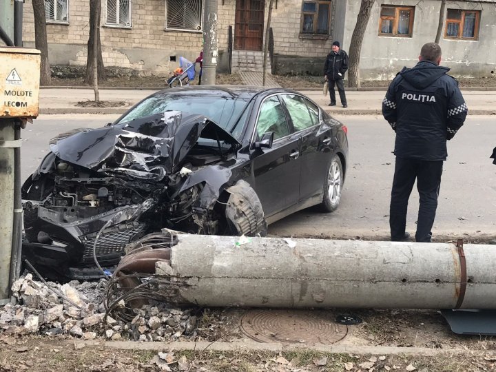 ACCIDENT pe strada Asachi din sectorul Telecentru. O mașină a intrat într-un stâlp și l-a doborât (VIDEO)