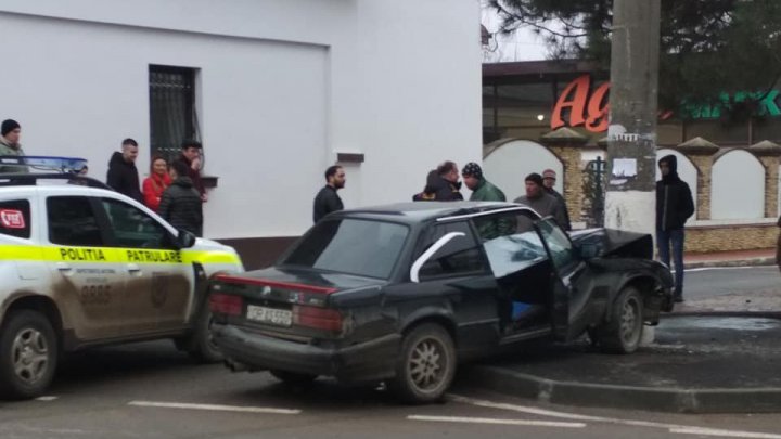 Un tânăr MORT DE BEAT și FĂRĂ PERMIS de conducere, trântit la pământ de poliție. A fugit și a intrat cu mașina într-un stâlp (VIDEO)