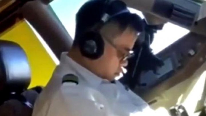 Un pilot a fost filmat în timp ce dormea în cabina de pilotaj a unui Boeing 747 (VIDEO)