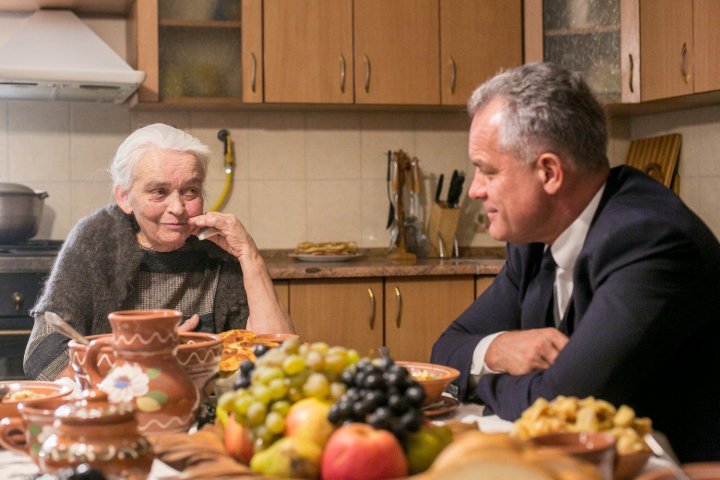 Vlad Plahotniuc, întâlnire de suflet cu mama şi surorile sale. Au depănat amintiri, au mâncat zeamă şi plăcinte (VIDEO)