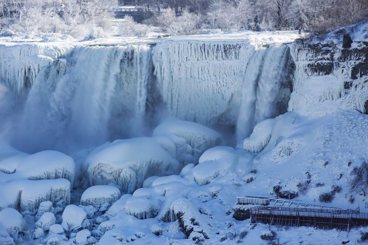 IMAGINI SPECTACULOASE cu Regatul Frozen. Vortexul polar a înghețat cascada Niagara