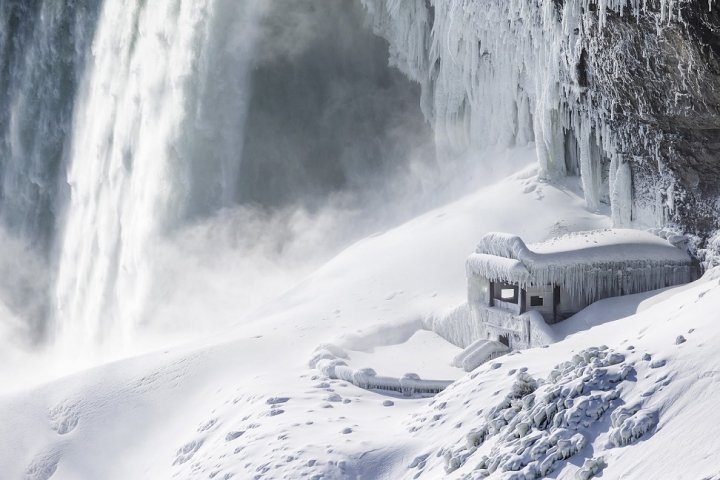 IMAGINI SPECTACULOASE cu Regatul Frozen. Vortexul polar a înghețat cascada Niagara