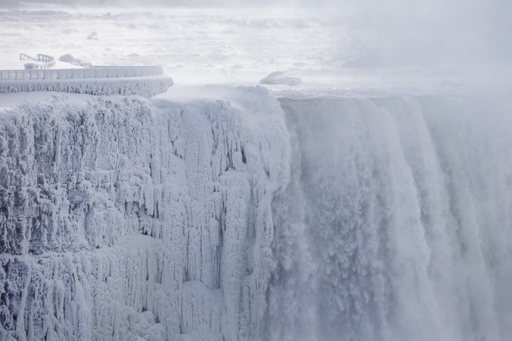 IMAGINI SPECTACULOASE cu Regatul Frozen. Vortexul polar a înghețat cascada Niagara