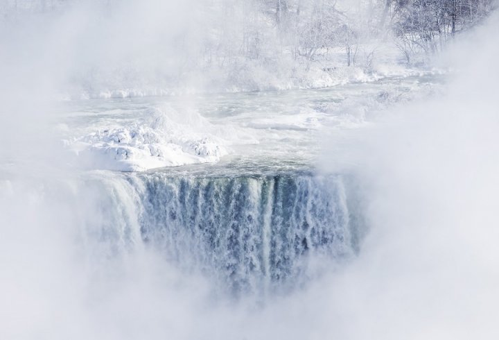 IMAGINI SPECTACULOASE cu Regatul Frozen. Vortexul polar a înghețat cascada Niagara