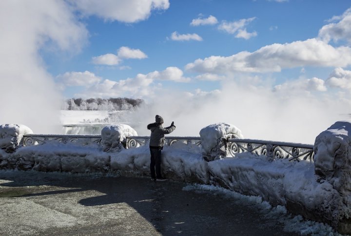 IMAGINI SPECTACULOASE cu Regatul Frozen. Vortexul polar a înghețat cascada Niagara