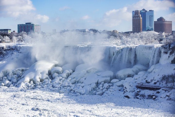 IMAGINI SPECTACULOASE cu Regatul Frozen. Vortexul polar a înghețat cascada Niagara