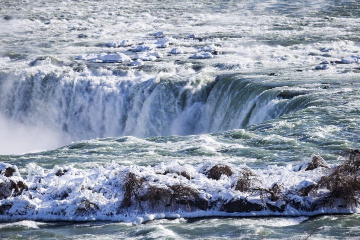 IMAGINI SPECTACULOASE cu Regatul Frozen. Vortexul polar a înghețat cascada Niagara