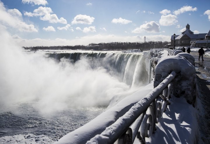 IMAGINI SPECTACULOASE cu Regatul Frozen. Vortexul polar a înghețat cascada Niagara