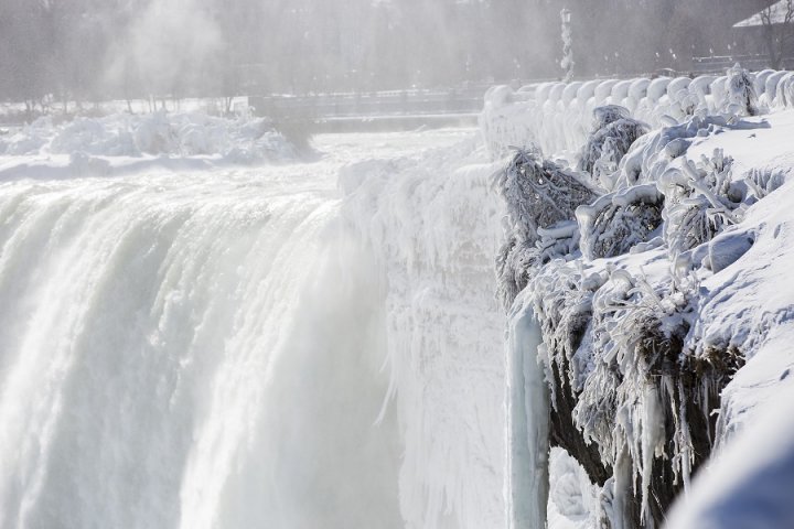 IMAGINI SPECTACULOASE cu Regatul Frozen. Vortexul polar a înghețat cascada Niagara