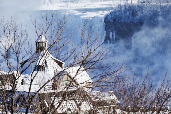 IMAGINI SPECTACULOASE cu Regatul Frozen. Vortexul polar a înghețat cascada Niagara