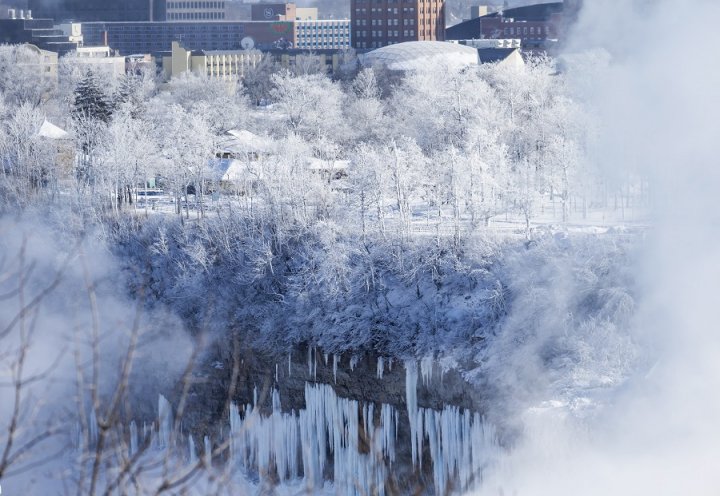 IMAGINI SPECTACULOASE cu Regatul Frozen. Vortexul polar a înghețat cascada Niagara