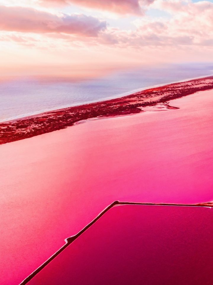 IMAGINI ULUITOARE cu lacul roz care îi fascinează pe turiștii din toată lumea