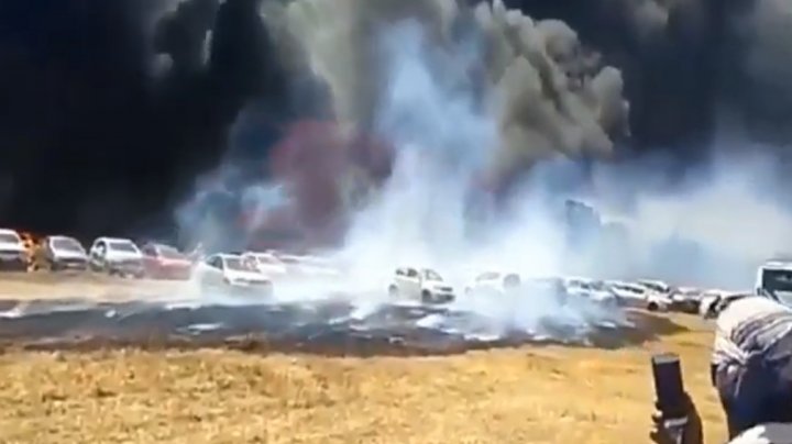 IMAGINI DE GROAZĂ. Sute de mașini, mistuite de foc în parcarea unei expoziții din India (VIDEO)