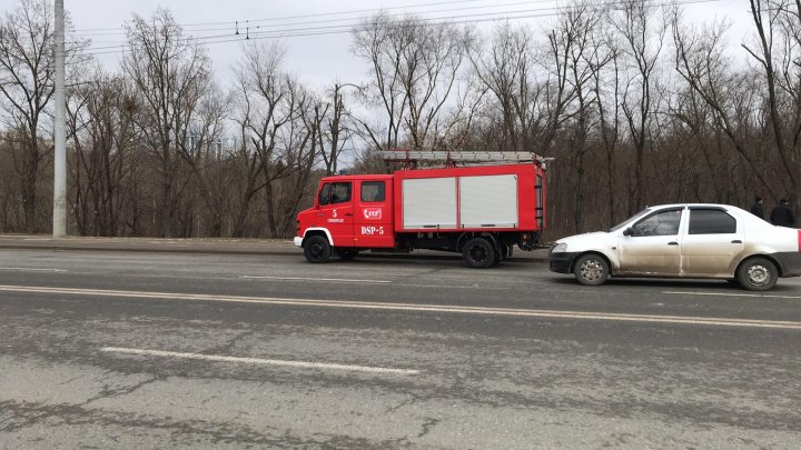 ACCIDENT GRAV în Capitală. A DOBORÂT cu maşina un copac şi s-a răsturnat într-un şanţ. Poliţia, pompierii, la faţa locului  (FOTO/VIDEO)