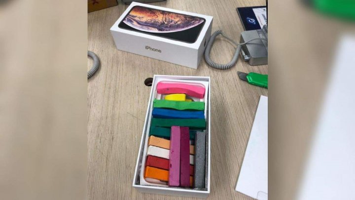 ŞOC pentru o tânără din România, care şi-a comandat un iPhone XS MAX dintr-un magazin din Craiova. Ce era în cutie (FOTO)