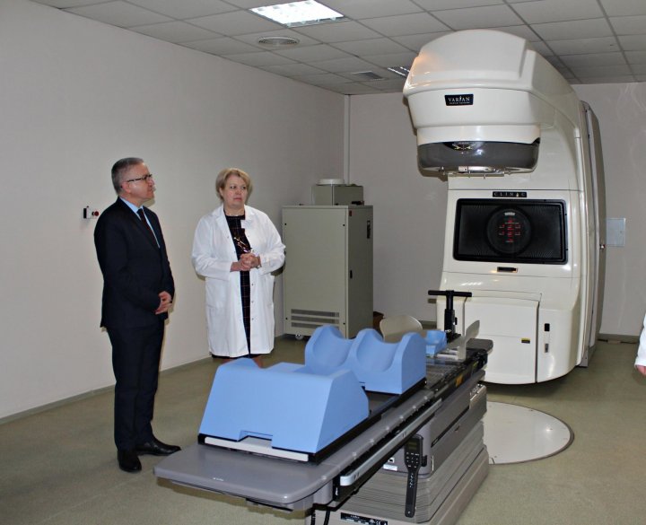 Speranţă pentru pacienţii cu cancer. La Institutul Oncologic din Chişinău a fost adus un tomograf de ultimă generaţie (FOTO)