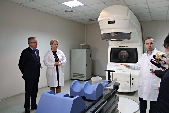 Speranţă pentru pacienţii cu cancer. La Institutul Oncologic din Chişinău a fost adus un tomograf de ultimă generaţie (FOTO)