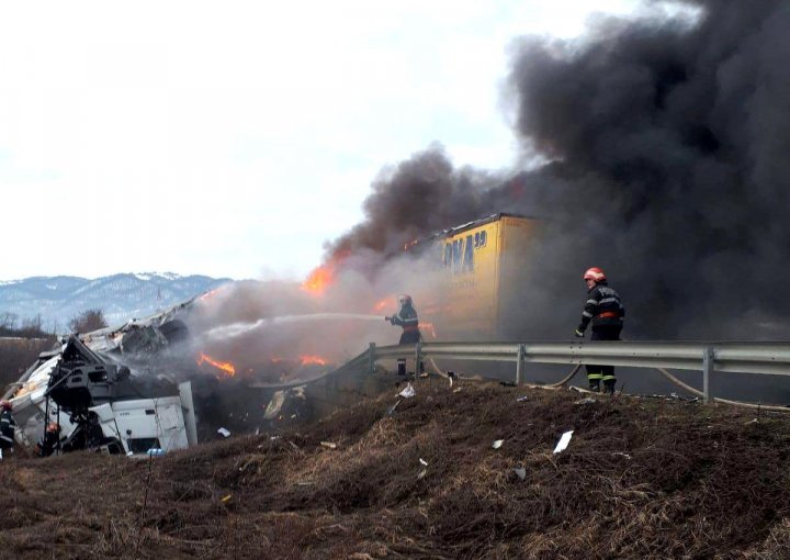 Accident mortal în România. Trei TIR-uri s-au ciocnit și au luat foc, iar 2 șoferi au murit (FOTO)