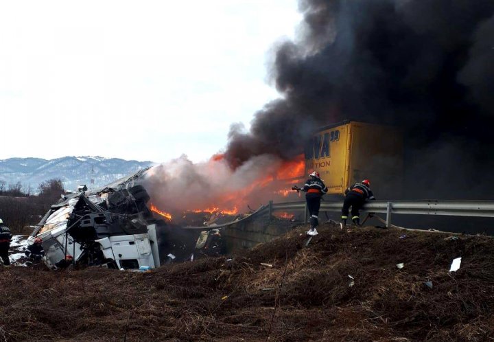 Accident mortal în România. Trei TIR-uri s-au ciocnit și au luat foc, iar 2 șoferi au murit (FOTO)