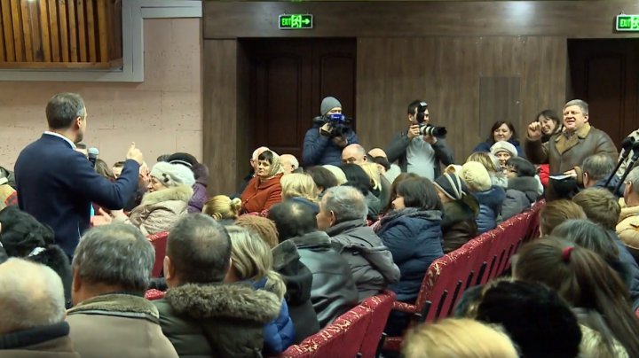 Ce a spus Candu în faţa alegătorilor din Rezina când a fost întrebat despre mita electorală (VIDEO)