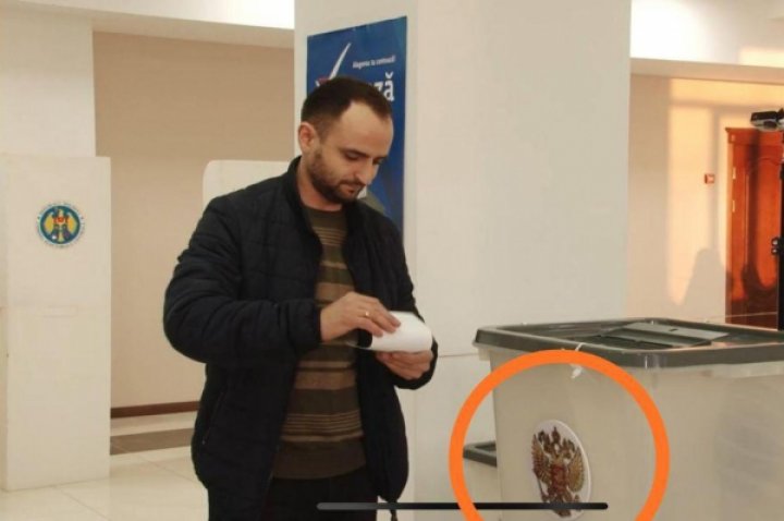 La o secţie de votare din Comrat, alegătorii nevoiţi să pună buletinele într-o urnă de vot cu stema Rusiei. Ce a urmat