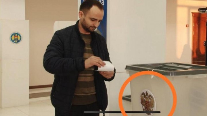 La o secţie de votare din Comrat, alegătorii nevoiţi să pună buletinele într-o urnă de vot cu stema Rusiei. Ce a urmat