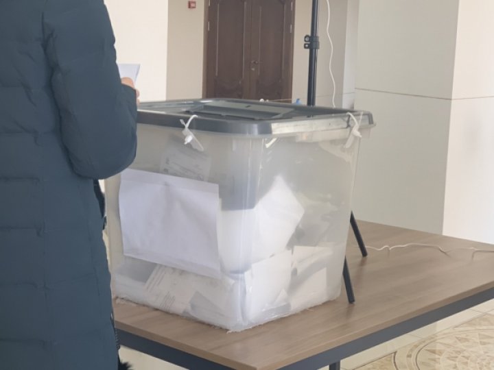 La o secţie de votare din Comrat, alegătorii nevoiţi să pună buletinele într-o urnă de vot cu stema Rusiei. Ce a urmat