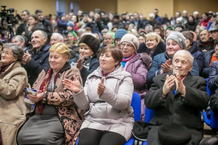 Vlad Plahotniuc a vizitat locuitorii din Grozeşti, satul său de baştină: Lucrurile pozitive trebuie să continue și după alegerile parlamentare