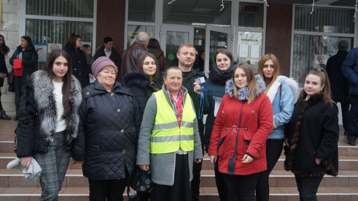 S-au implicat activ şi au fost premiaţi. Bunicii şi nepoţii grijulii din ţară au primit flori şi diplome (GALERIE FOTO)