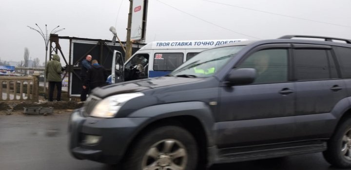 ACCIDENT TERIBIL cu implicarea unui microbuz pe podul de pe Ismail. Şoferul şi doi pasageri, BEŢI CRIŢĂ (VIDEO/FOTO)