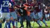 Un suporter al clubului Birmingham City l-a agresat pe căpitanul clubului Aston Villa în plin meci. Care este motivul