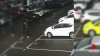 DEZASTRU în parcarea unui salon auto. Doi adolescenţi s-au urcat pe maşini, au spart parbrize şi au aruncat cu cărămizi în vehicule (VIDEO)