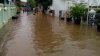 INUNDAŢII SEVERE în Indonezia: Zeci de oameni au murit în urma ploilor torenţiale care au înghiţit case şi străzi