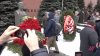 Doi activiști ruși au fost reținuți după ce au aruncat cu flori în monumentul lui Stalin