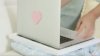 Cum poţi face un suport pentru laptop care să fie comod, drăguț şi moale (VIDEO) 