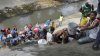 IMAGINI DRAMATICE ÎN VENEZUELA. Oamenii au început să bea apă din canal la aproape o săptămână fară electricitate (VIDEO)