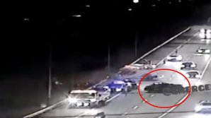 Momentul TERIFIANT în care o mașină se plimbă haotic pe stradă și se lovește de o mașină de poliție (VIDEO)