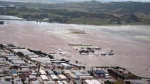 INUNDAŢII DEVASTATOARE ÎN IRAN. Cel puţin 17 oameni au murit, iar 74 au fost răniţi