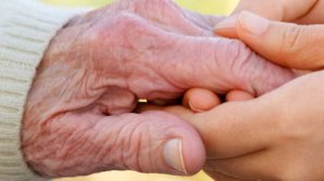 ALIMENTE PENTRU VÂRSTNICI. Cinci tinere voluntare au împărţit pâine şi zâmbete bătrânilor nevoiaşi