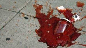 O femeie a lovit un copil cu borcanul în cap, pentru că acesta a luat PUFULEŢI. Care este starea FETIŢEI