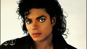 Statuia lui Michael Jackson, montată în faţa Muzeului de Fotbal din Londra, a fost scoasă