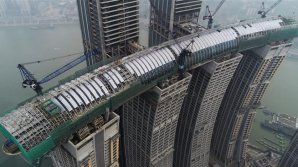 Proiectele chinezilor întrec orice măsură a creativităţii. Aceştia construiesc un zgârie-nori ORIZONTAL rupt din fantezia science fiction (VIDEO)