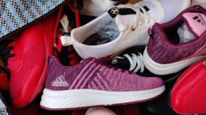 SACI cu PAPUCI de BRAND. Descoperirea Serviciului Vamal, care ar fi putut "încălţa" peste două sute de oameni (VIDEO)