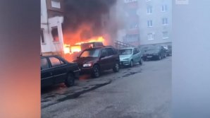 Martorii, ŞOCAŢI. Un microbuz a luat foc, a pornit singur din loc şi a explodat (IMAGINI DE GROAZĂ)