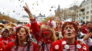 CARNAVAL ÎN KOLN: Locuitorii au îmbrăcat costume colorate şi au dansat