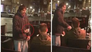 Imaginile care te lasă fără cuvinte: I-a dat cardul şi PIN-ul unui om fără adăpost ca să-şi scoată bani de pe el (VIDEO)