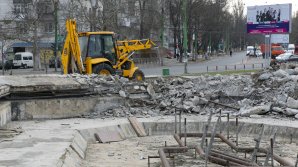 Lucrările de construcţie a havuzului din parcul Valea Trandafirilor au fost prelungite (FOTOREPORT)